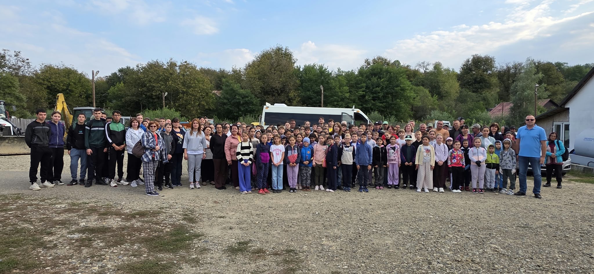 200 de persoane au participat la acțiunea de ecologizare din Vizantea-Livezi